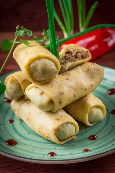 Crêpes farcies de foie. Fond rustique en bois. Vue du dessus — Photo