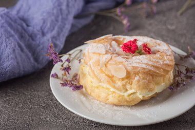 Lezzetli kek krem bir plaka üzerinde. Beton rustik arka plan. Üstten Görünüm
