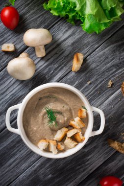 Ahşap arka plan, seçici odak üzerinde croutons mantar kremalı çorba