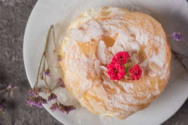 Tort delicios cu cremă pe farfurie. Fundal rustic beton. Privire de sus — Fotografie, imagine de stoc