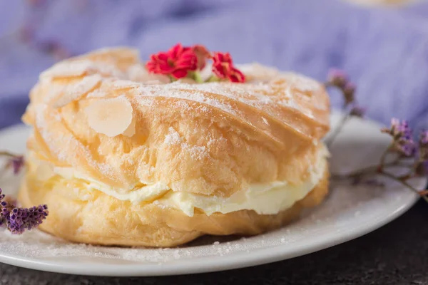 Delicious cake with cream on a plate. Concrete rustic background. Top view — Stock Photo, Image