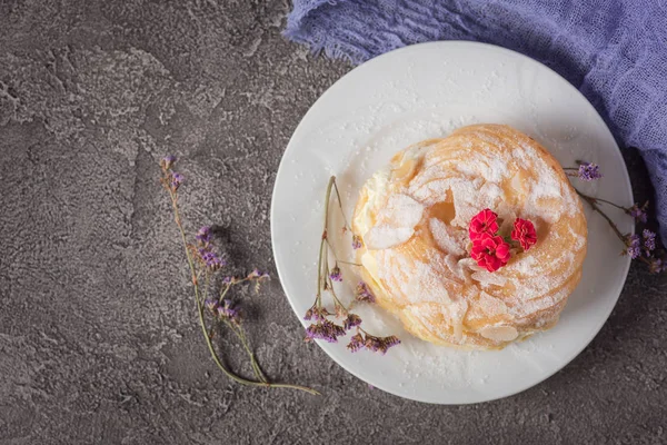 Delicious cake with cream on a plate. Concrete rustic background. Top view — Stock Photo, Image
