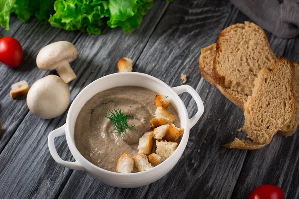 Champignon crème soep met croutons op houten achtergrond, selectieve aandacht — Stockfoto