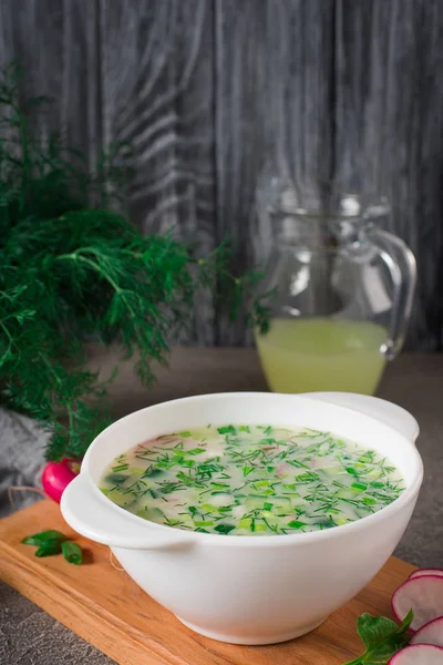 Летний йогуртовый холодный суп с редиской, огурцом и укропом на деревянном столе. Окрошка — стоковое фото