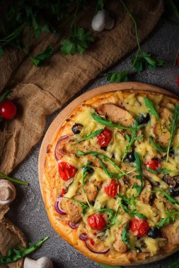 Tavuk, roka, peynir ve soğan ahşap rustik masa üzerinde pizza. Üstten Görünüm