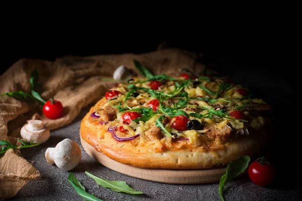 Pizza med kyckling, ruccola, ost och lök på rustika träbord — Stockfoto