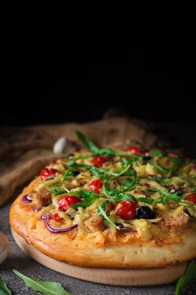 Pizza com frango, rúcula, queijo e cebola em mesa rústica de madeira — Fotografia de Stock