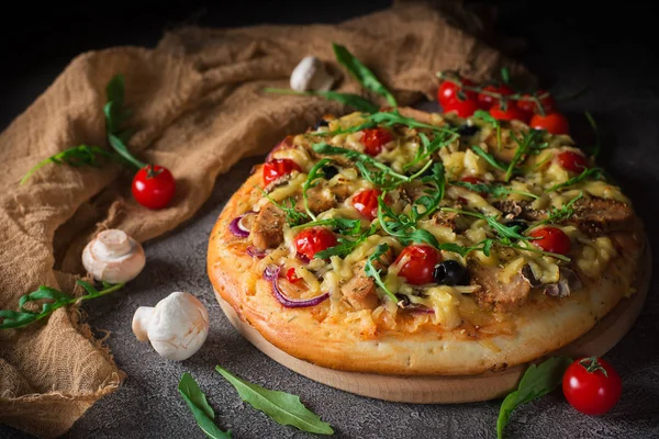 Pizza con pollo, rucola, formaggio e cipolle su tavolo rustico in legno — Foto Stock