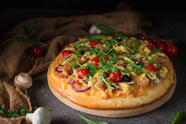 Pizza con pollo, rucola, formaggio e cipolle su tavolo rustico in legno — Foto Stock