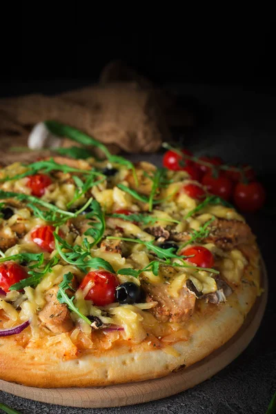 Pizza com frango, rúcula, queijo e cebola em mesa rústica de madeira — Fotografia de Stock
