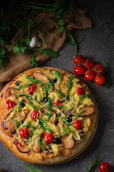 피자와 치킨, arugula, 치즈 나무 시골풍 테이블에 양파. 상위 뷰 — 스톡 사진