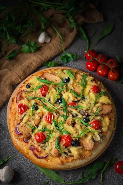 Pizza con pollo, rúcula, queso y cebolla sobre mesa rústica de madera. Vista superior —  Fotos de Stock