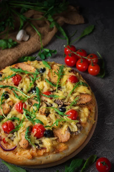 Pizza con pollo, rucola, formaggio e cipolle su tavolo rustico in legno. Vista dall'alto — Foto Stock