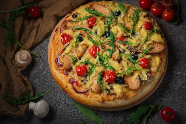 Pizza con pollo, rúcula, queso y cebolla sobre mesa rústica de madera. Vista superior —  Fotos de Stock