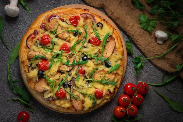 Pizza s kuřecím masem, rukolou, sýr a cibule na dřevěný rustikální stůl. Pohled shora — Stock fotografie