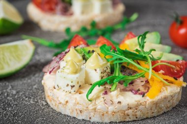 Bruschetta domates, avokado, otlar ve roka ile. Rustik arka plan. Üstten Görünüm