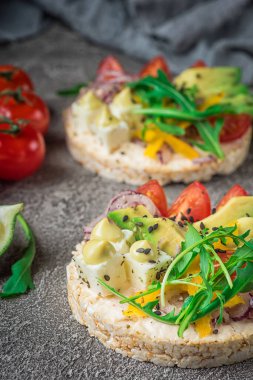 Bruschetta domates, avokado, otlar ve roka ile. Rustik arka plan. Üstten Görünüm