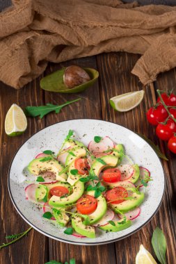 Avokado, roka, turp, limon ve zeytinyağı sebze salatası. Diyet sağlıklı gıda. Ahşap rustik arka plan. Üstten Görünüm