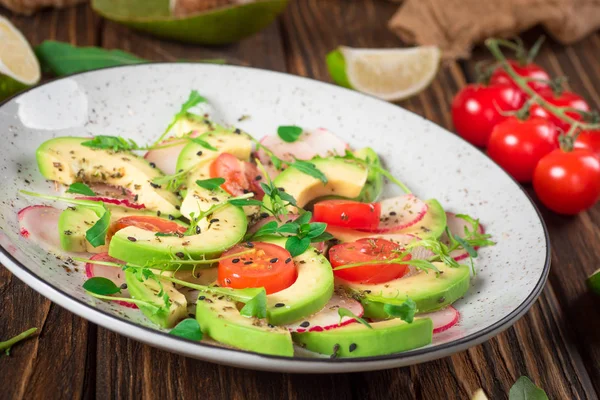 Avokado, roka, turp, limon ve zeytinyağı sebze salatası. Diyet sağlıklı gıda. Ahşap rustik arka plan. Üstten Görünüm — Stok fotoğraf