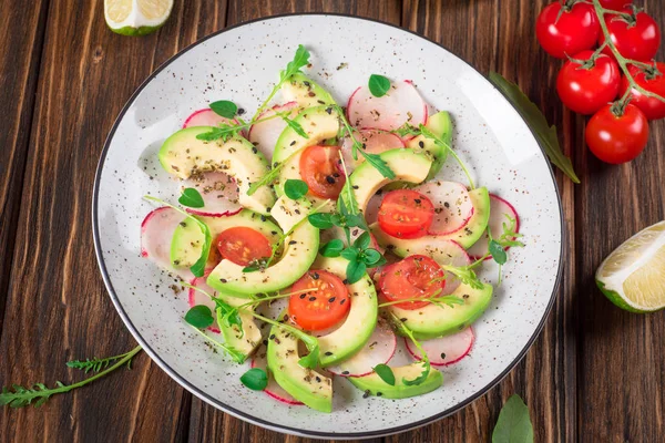 Avokado, roka, turp, limon ve zeytinyağı sebze salatası. Diyet sağlıklı gıda. Ahşap rustik arka plan. Üstten Görünüm — Stok fotoğraf