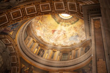 Vatikan - 11 Kasım 2018: St. Peters Bazilikası, Roma, İtalya. Aziz Peters Kilisesi, Roma 'nın en önemli simgelerinden biridir. St. Peters iç kısımları güneş ışınlarıyla kaplı..
