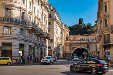 Roma, İtalya - 11 Kasım 2018: Roma şehrinin renkli caddesi ve İtalya 'nın başkenti