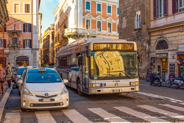 Рим, Італія - 11 листопада 2018 р.: барвиста вулиця Риму та столиці Італії — стокове фото