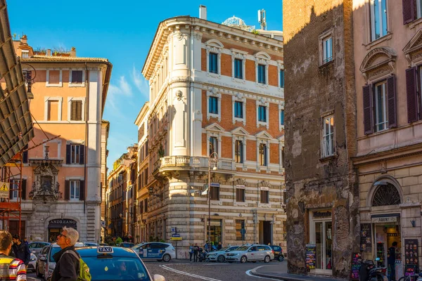 Rome, Italië - 11 november 2018: Kleurrijke straat van Rome stad en hoofdstad van Italië — Stockfoto