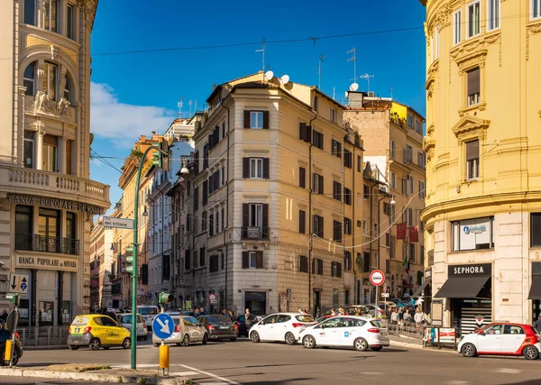 Rome, Italië - 11 november 2018: Kleurrijke straat van Rome stad en hoofdstad van Italië — Stockfoto