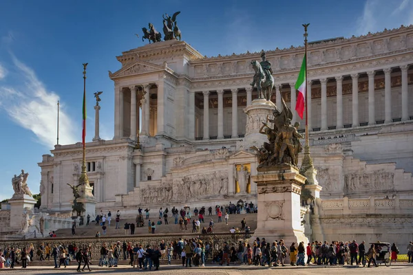 Roma, Italia - 11 November 2018: Piazza Venezia, pandangan dari Vittorio Emanuele II Monumen, Roma Stok Lukisan  