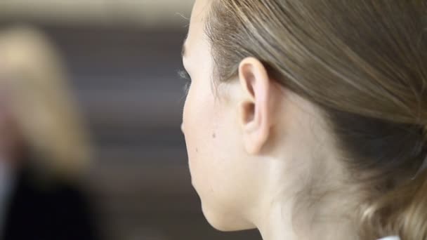 Maquillaje profesional artista en el trabajo almohadilla de algodón primer plano en el backstage de la semana de la moda — Vídeo de stock