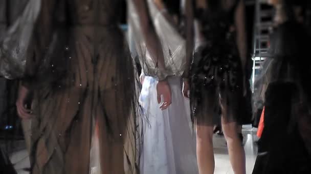 Modele w bieliźnie sexy sukienki czekają wygląd na pasie startowym na backstage w tydzień mody — Wideo stockowe