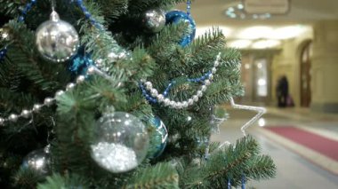 Yeni yıl ve bulanık alışveriş alışveriş arka plan Christmas dekorasyon ile. Gümüş ve şeffaf top.