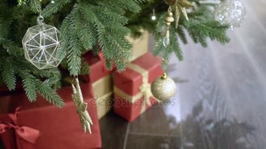 Ağaç dekorasyon alışveriş merkezi whith hediye kutusunda yeni yıl ve Noel