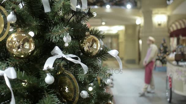 Nowe lat i Boże Narodzenie drzewo ozdoba w centrum handlowym — Wideo stockowe