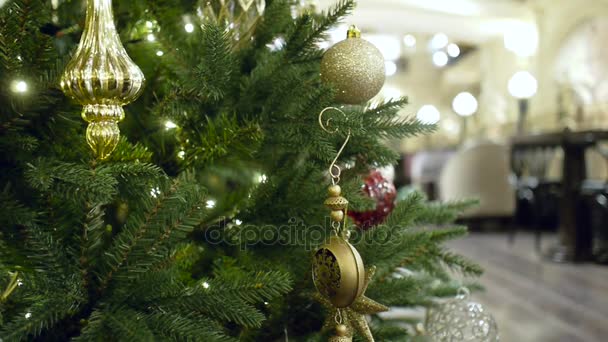 Nová let a vánoční strom dekorace v restauraci nebo bar — Stock video