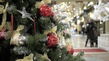 Yeni yıl ve bulanık alışveriş alışveriş arka plan Christmas dekorasyon ile. Altın ve kırmızı topları.