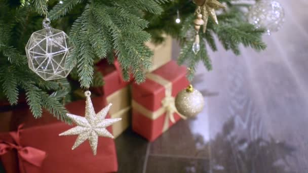 Ano novo e decoração de árvore de Natal no shopping whith caixa de presente — Vídeo de Stock