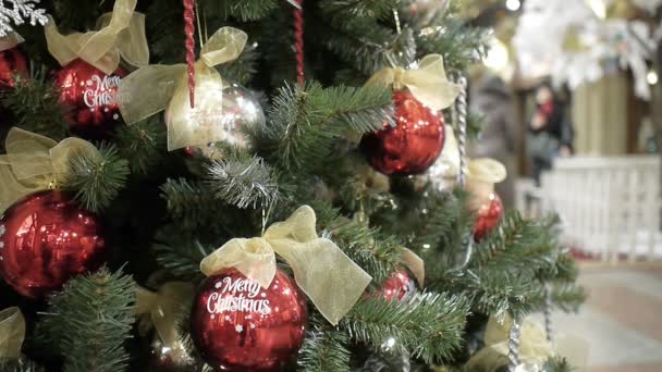 Nový rok a nákupní centrum pozadí abstraktní rozmazané vánoční dekoraci. Zlaté a červené koulí. — Stock video