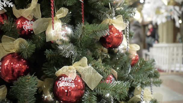 Nouvel An et abstrait fond flou de centre commercial avec des décorations de Noël. Boules d'or et rouges .
