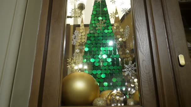 Új év, és a karácsonyi dekorációk ablakban. Gold golyó. — Stock videók