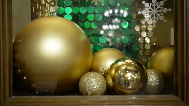 Primer plano Año Nuevo y decoraciones de Navidad en la ventana. Bolas de oro . — Vídeos de Stock