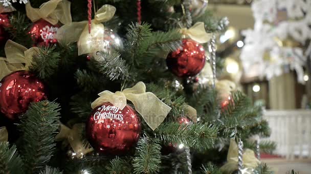 Αφηρημένη θολωμένη εμπορικό κέντρο φόντο με τις διακοσμήσεις Χριστουγέννων. Χρυσό και κόκκινο μπάλες. — Αρχείο Βίντεο