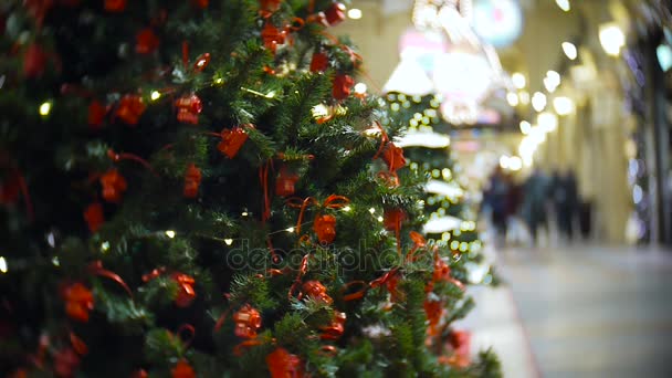 Pelotas de cámara roja. Año Nuevo y abstracto fondo borroso centro comercial con decoraciones de árboles de Navidad . — Vídeo de stock