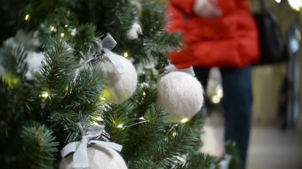 Witte wol ballen en verlichting. New Years en abstracte wazig winkelcentrum achtergrond met kerstboom decoraties. — Stockvideo