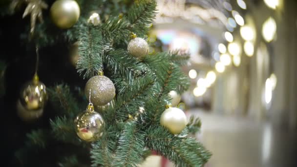 Schieberegler Blick auf goldenen Spiegel und matte Kugeln. Silvester und abstrakte verschwommene Shopping Mall Hintergrund mit Christbaumschmuck. — Stockvideo