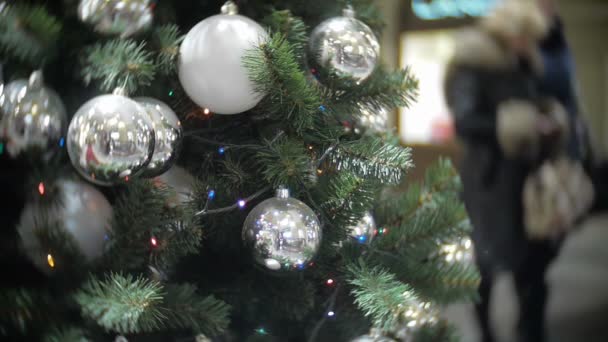 ミラー クロームとマット ボール。正月とクリスマス ツリーの飾りと抽象的なぼやけたショッピング モール背景. — ストック動画