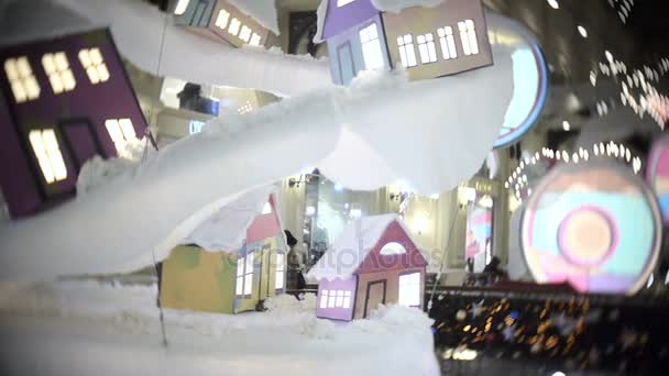 Декорації підвішують стелю. Новорічні та різдвяні прикраси в торгових центрах, в центральній частині . — стокове відео