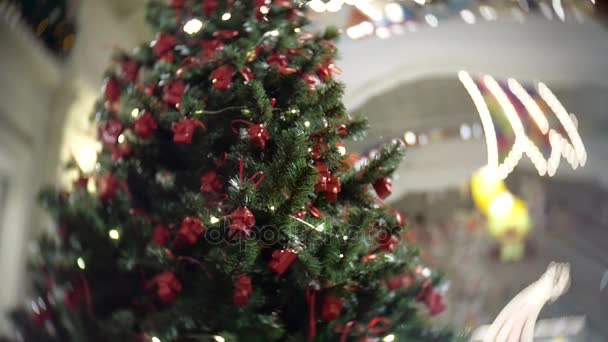 Слайд-вид красных шаров камеры. Новый год и абстрактный размытый фон торгового центра с елочными украшениями . — стоковое видео