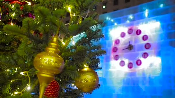 23-43 op de klok en Spar kerstboom in Moskou — Stockvideo